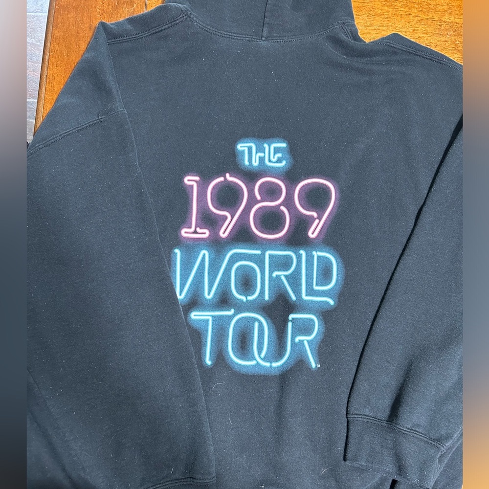 Men 2XL- 1989 world tour hoodie.